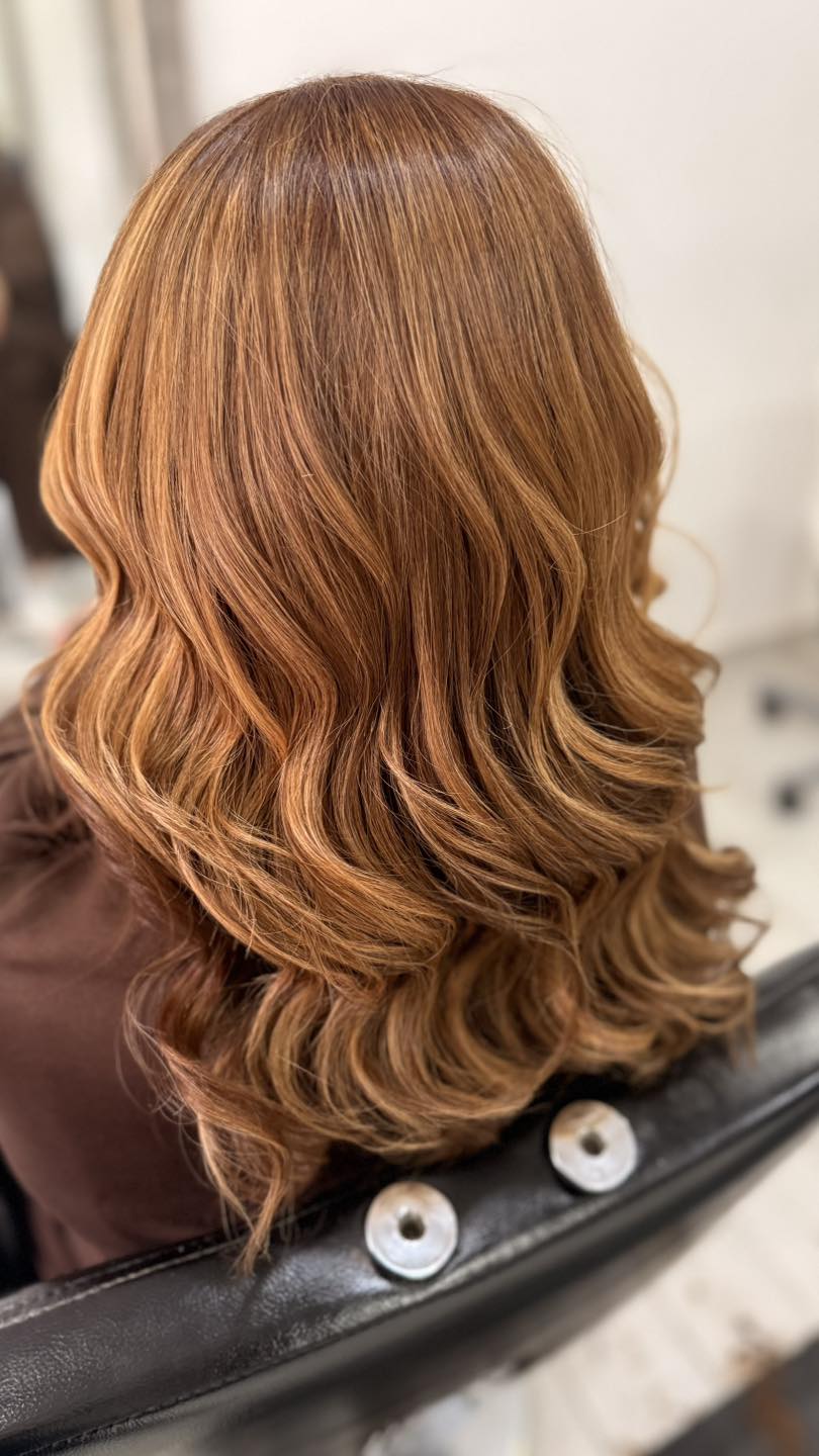 Cabello con coloración vibrante y moderna